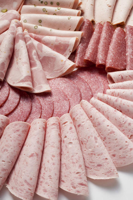 无人,竖图,俯视,室内,特写,白天,白色背景,餐桌,桌子,一排,许多,阴影,整齐,反射,影子,肉,火腿,猪肉,肉类,腌制,排列,摄影,影棚,餐台,队列,肉食,豚肉,熏制,火肉,兰熏,猪腿,彩图,高角度拍摄,影棚拍摄,拍摄