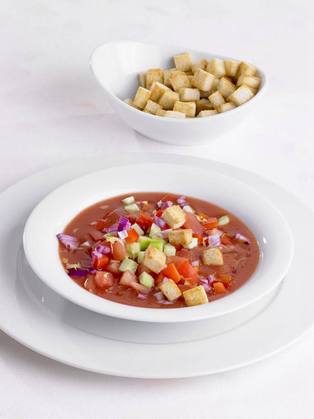 点心,面包,无人,竖图,俯视,室内,特写,白天,白色背景,烹饪,西餐,餐桌,桌子,蔬菜,西红柿,餐具,一堆,许多,阴影,堆叠,堆积,新鲜,反射,碟子,盘,影子,陶瓷,汤,料理,食品,面点,陶瓷制品,菜肴,美食,食物,糕点,红色,白色,盘子,容器,碟,碗,罗宋汤,西式,摄影,佳肴,有机食品,绿色食品,影棚,餐台,储藏,堆,储存,羹汤,番茄,彩图,高角度拍摄,影棚拍摄,拍摄,贮存