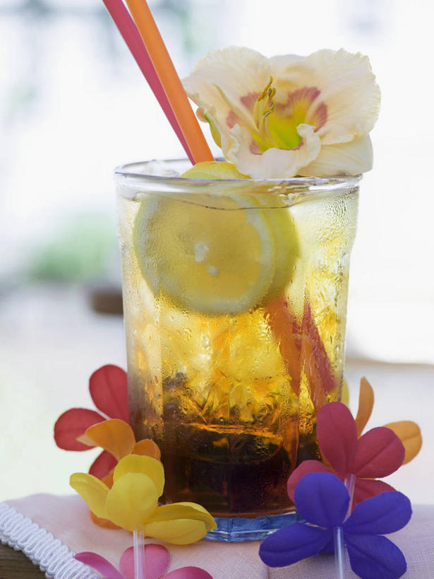 无人,竖图,俯视,室内,特写,白天,餐桌,桌子,柠檬,杯子,水果,阴影,朦胧,模糊,新鲜,装饰,盛开,反射,影子,塑料,生食,食品,果实,酒类,一杯,花蕾,文化,玻璃制品,酒,花,花瓣,花朵,鲜花,食物,饮料,水杯,塑料制品,吸管,鸡尾酒,花苞,花蕊,调酒,有机食品,绿色食品,餐台,华丽,修饰,点缀,创造,空心,想象,墨西哥日出,衬托,美观,雅致,雅观,饮管,龙舌兰日出,玻璃杯,益母果,柠果,彩图,高角度拍摄,圆柱状