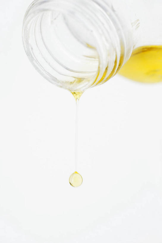 无人,竖图,俯视,室内,特写,白天,白色背景,餐桌,桌子,阴影,反射,影子,食用油,油,橄榄油,玻璃制品,玻璃瓶,瓶子,摄影,影棚,餐台,植物油,彩图,高角度拍摄,影棚拍摄,拍摄