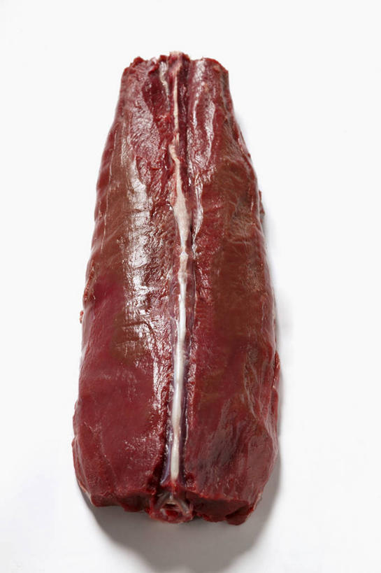 无人,竖图,俯视,室内,特写,白天,白色背景,餐桌,桌子,一块,阴影,新鲜,反射,影子,肉,生食,肉类,红色,摄影,影棚,餐台,肉食,鹿肉,彩图,高角度拍摄,影棚拍摄,拍摄