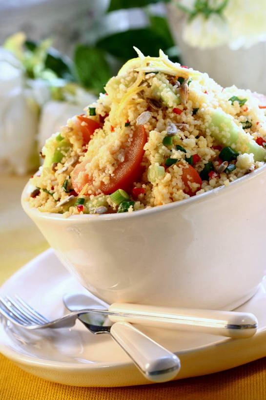 无人,竖图,室内,特写,白天,正面,烹饪,西餐,餐桌,桌子,蔬菜,餐具,一堆,许多,阴影,堆叠,堆积,朦胧,模糊,新鲜,反射,叉子,刀叉,刀子,碟子,粉末,盘,影子,陶瓷,料理,食品,陶瓷制品,粮食,菜肴,美食,食物,白色,盘子,容器,碟,碗,粉,西式,佳肴,有机食品,绿色食品,餐台,储藏,堆,农产品,储存,餐刀,原材料,餐叉,粉状,进餐用具,彩图,粗麦粉,贮存