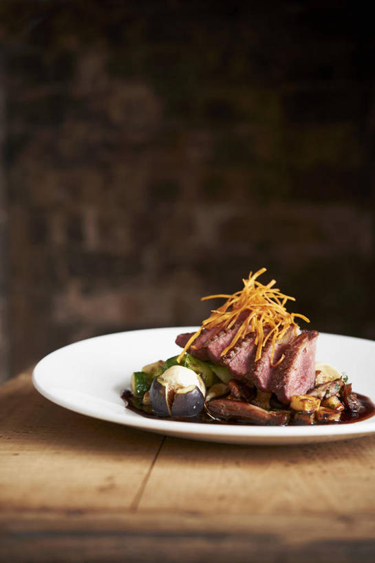 无人,竖图,室内,特写,白天,正面,烹饪,西餐,餐桌,桌子,萝卜,胡萝卜,蔬菜,椰菜,卷心菜,餐具,阴影,新鲜,反射,碟子,盘,影子,墙,肉,料理,食品,菜肴,美食,肉类,墙壁,墙面,食物,一个,白色,盘子,碟,甘蓝,西式,佳肴,有机食品,绿色食品,单个,餐台,肉食,结球甘蓝,红萝卜,甘荀,甘兰,包心菜,彩图,鹅肉