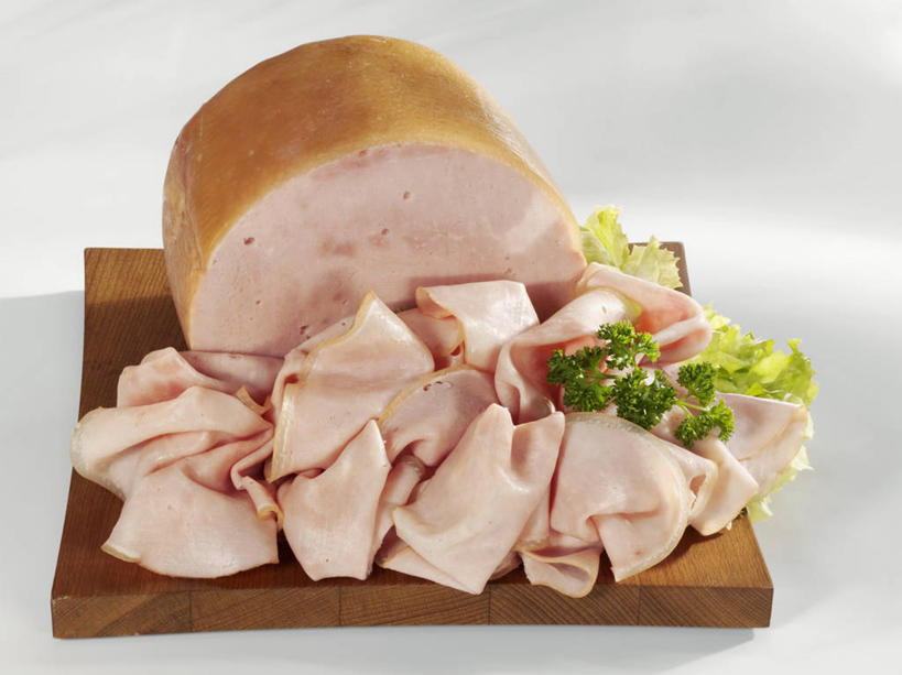 无人,横图,俯视,室内,特写,白天,白色背景,餐桌,桌子,一堆,许多,阴影,堆叠,堆积,反射,木制,影子,肉,案板,火腿,猪肉,肉类,砧板,腌制,木制品,摄影,影棚,餐台,堆,肉食,豚肉,熏制,火肉,兰熏,猪腿,彩图,高角度拍摄,影棚拍摄,拍摄