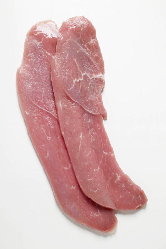 无人,竖图,俯视,室内,特写,白天,白色背景,餐桌,桌子,两块,阴影,新鲜,反射,影子,肉,猪排,猪肉,肉类,红色,摄影,影棚,餐台,肉食,豚肉,彩图,高角度拍摄,影棚拍摄,拍摄