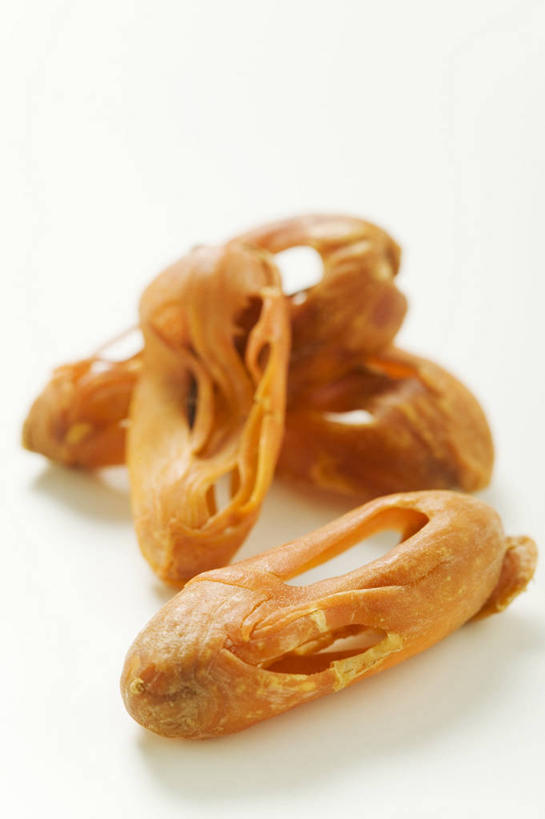 无人,竖图,俯视,室内,特写,白天,白色背景,植物,餐桌,桌子,一堆,许多,阴影,堆叠,堆积,反射,影子,草药,药草,中药,黄色,摄影,影棚,餐台,堆,豆蔻,药材,中草药,中药材,本草,消食,白豆蔻,彩图,高角度拍摄,影棚拍摄,拍摄,开胃