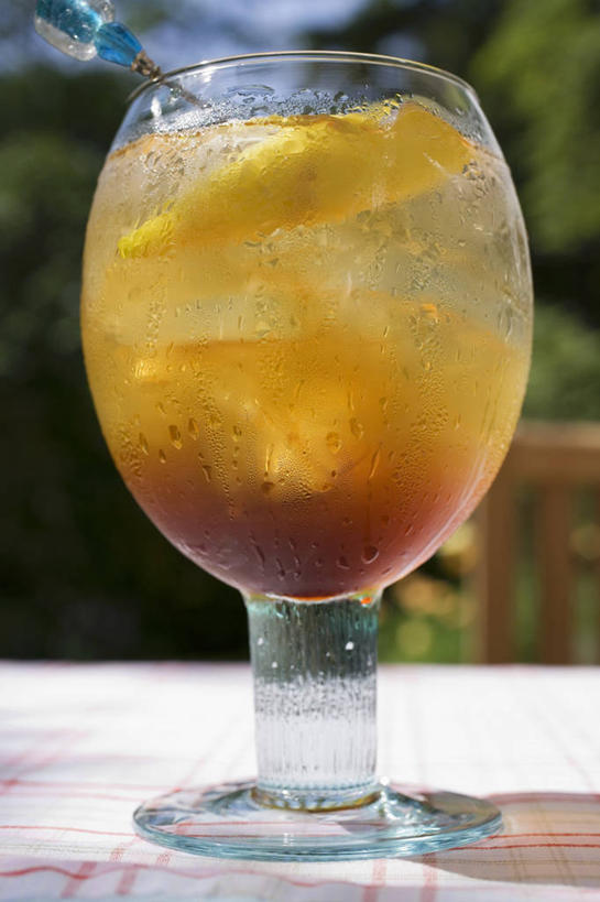 无人,竖图,室外,特写,白天,正面,植物,餐桌,桌子,杯子,水果,椅子,阴影,朦胧,模糊,新鲜,光线,影子,木椅,生食,食品,果实,酒类,一杯,玻璃制品,酒,树,树木,食物,饮料,绿色,阳光,自然,水杯,有机食品,绿色食品,生长,成长,餐台,蒸馏酒,烈酒,玻璃杯,彩图,兰姆酒,蓝姆酒,朗姆酒