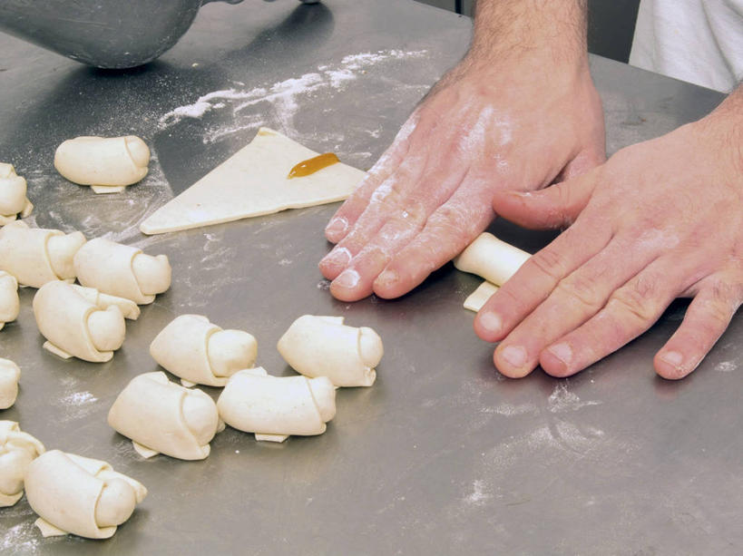 点心,西方人,手,一个人,厨师,横图,俯视,室内,特写,白天,工作服,制服,下午茶,餐桌,桌子,欧洲,欧洲人,双手,仅一个男性,仅一个人,一排,许多,阴影,整齐,反射,粉末,影子,面粉,食品,粮食,食物,糕点,排列,仅一个年轻男性,果酱,手部,揉,粉,餐台,农产品,队列,原材料,粉状,果子酱,工作制服,男人,男性,年轻男性,白种人,厨师长,厨子,大厨,主厨,半身,彩图,高角度拍摄,工作套服,桃子酱,蛋糕