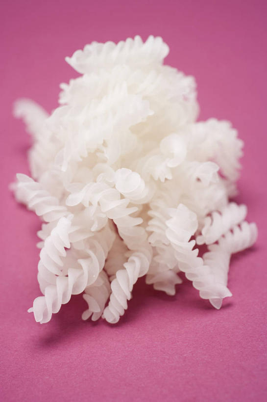 面食,面条,意大利面,无人,竖图,俯视,室内,特写,白天,西餐,桌面,桌子,一堆,许多,阴影,堆叠,堆积,粉色背景,反射,木制,影子,面,料理,食品,很多,食物,白色,木制品,西式,摄影,影棚,堆,螺旋面,彩图,高角度拍摄,影棚拍摄,拍摄