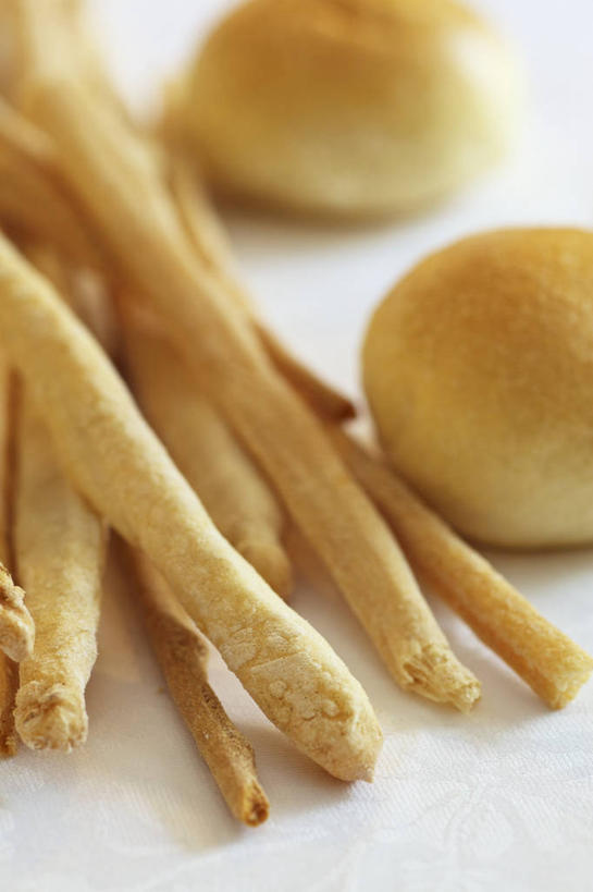 点心,面包,无人,竖图,俯视,室内,特写,白天,白色背景,桌面,桌子,阴影,朦胧,模糊,反射,木制,影子,食品,面点,食物,糕点,木制品,摄影,影棚,小圆面包,彩图,高角度拍摄,影棚拍摄,拍摄,面包棒