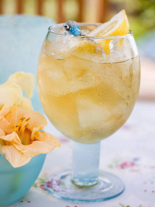 果汁,无人,竖图,俯视,室内,特写,白天,桌面,桌子,菠萝,柠檬,杯子,水果,阴影,朦胧,模糊,新鲜,盛开,反射,木制,影子,陶瓷,冰,生食,冰块,食品,果实,陶瓷制品,饮品,花蕾,冷冻,玻璃制品,花,花瓣,花朵,鲜花,食物,饮料,一个,木制品,容器,水杯,碗,花苞,花蕊,寒冷,有机食品,绿色食品,冷藏,单个,储藏,冰冷,储存,可口,菠萝汁,保鲜,适口,玻璃杯,益母果,柠果,凤梨,彩图,高角度拍摄,贮存