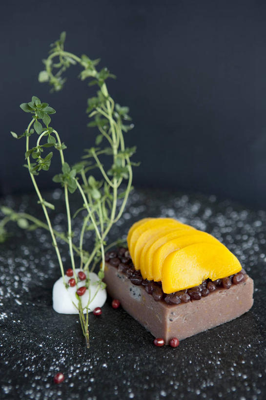 点心,无人,竖图,俯视,室内,特写,白天,爱情,植物,桌面,桌子,蔬菜,水果,叶子,阴影,黑色背景,新鲜,反射,木制,纹理,影子,哈密瓜,红豆,生食,料理,食品,面点,果实,绿叶,甜瓜,相思豆,蔬果,美食,食物,绿色,木制品,中式,嫩叶,摄影,冬青,有机食品,绿色食品,影棚,网纹瓜,甘瓜,肌理,相思,叶,叶片,叶脉,彩图,高角度拍摄,影棚拍摄,拍摄,红豆饼