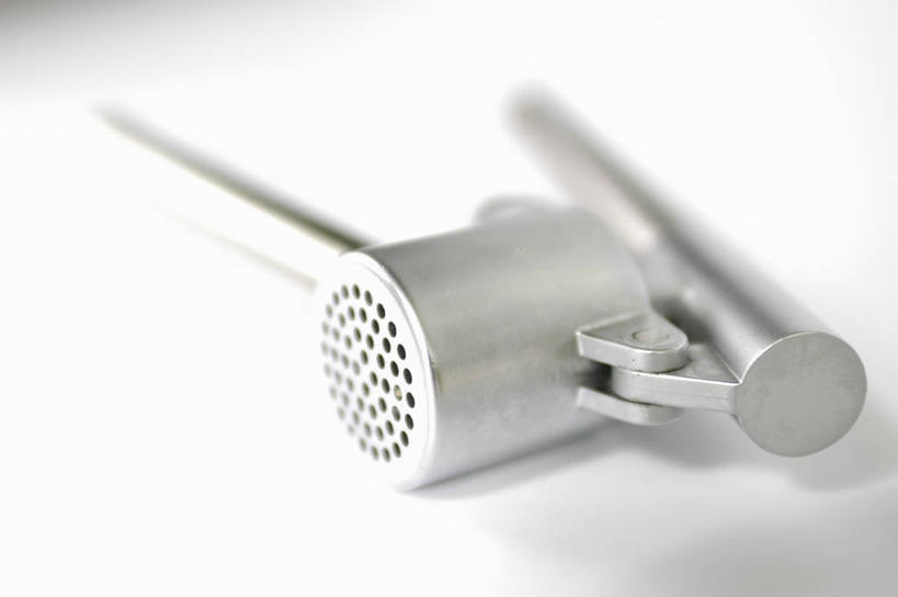 无人,横图,俯视,室内,特写,白天,白色背景,桌面,桌子,静物,厨具,金属制品,阴影,反射,金属,木制,工具,影子,一个,木制品,摄影,影棚,单个,捣蒜器,压蒜器,捻蒜器,蒜泥器,蒜蓉器,彩图,高角度拍摄,影棚拍摄,拍摄