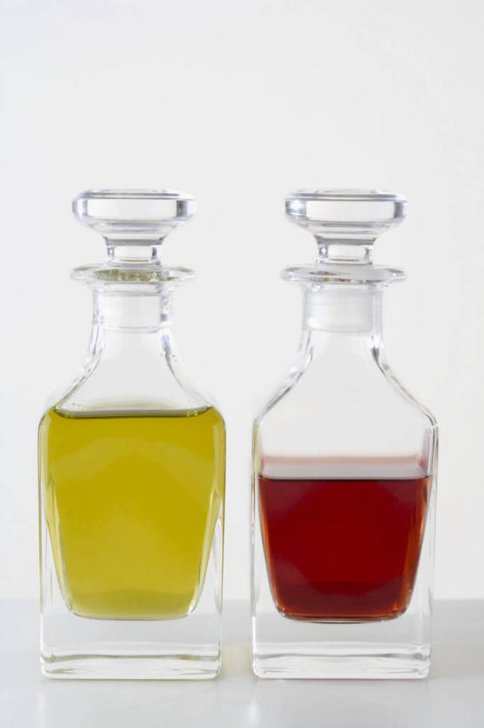 无人,竖图,室内,特写,白天,白色背景,正面,桌面,桌子,法国,欧洲,阴影,反射,木制,影子,醋,调料,食用油,油,橄榄油,调味品,调味料,玻璃制品,玻璃瓶,木制品,瓶子,摄影,影棚,食醋,植物油,法兰西共和国,里昂,法兰西第五共和国,苦酒,醯,彩图,影棚拍摄,拍摄