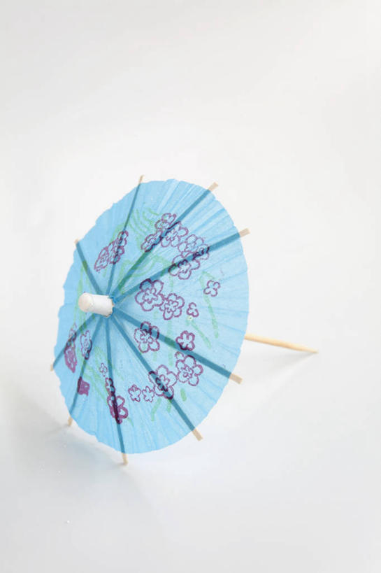 无人,竖图,俯视,室内,特写,白天,白色背景,桌面,桌子,静物,阴影,装饰,反射,木制,伞,影子,纸伞,一个,蓝色,木制品,摄影,影棚,单个,华丽,修饰,点缀,小伞,衬托,美观,雅致,雅观,鸡尾酒伞,酒杯伞,伞签,彩图,高角度拍摄,影棚拍摄,拍摄