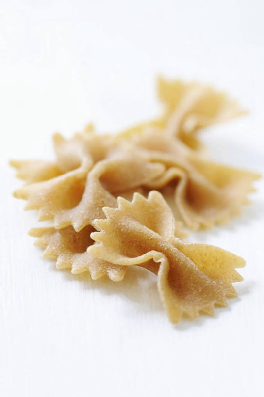 面食,面条,意大利面,无人,竖图,俯视,室内,特写,白天,白色背景,西餐,桌面,桌子,阴影,反射,木制,影子,面,料理,食品,食物,黄色,木制品,西式,摄影,影棚,蝴蝶面,彩图,高角度拍摄,影棚拍摄,拍摄