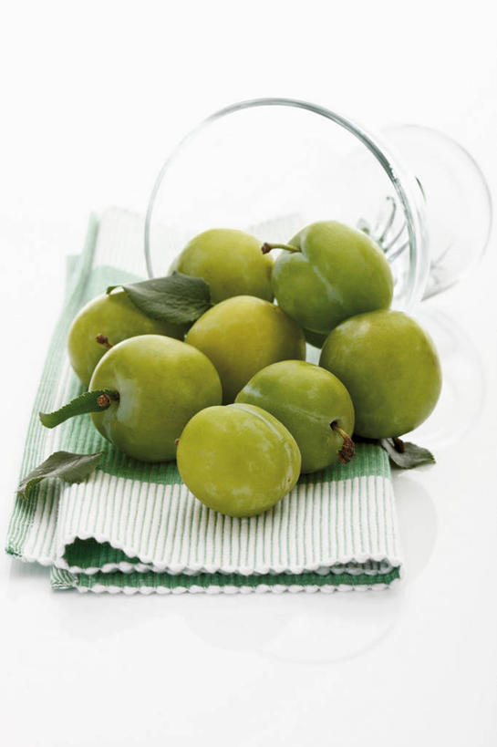 无人,竖图,俯视,室内,特写,白天,白色背景,桌面,桌子,杯子,水果,阴影,花纹,新鲜,反射,木制,布,图案,影子,生食,食品,果实,布纹,酸梅,玻璃制品,食物,一个,绿色,木制品,水杯,青梅,摄影,有机食品,绿色食品,影棚,单个,布匹,梅子,果梅,玻璃杯,彩图,高角度拍摄,影棚拍摄,拍摄