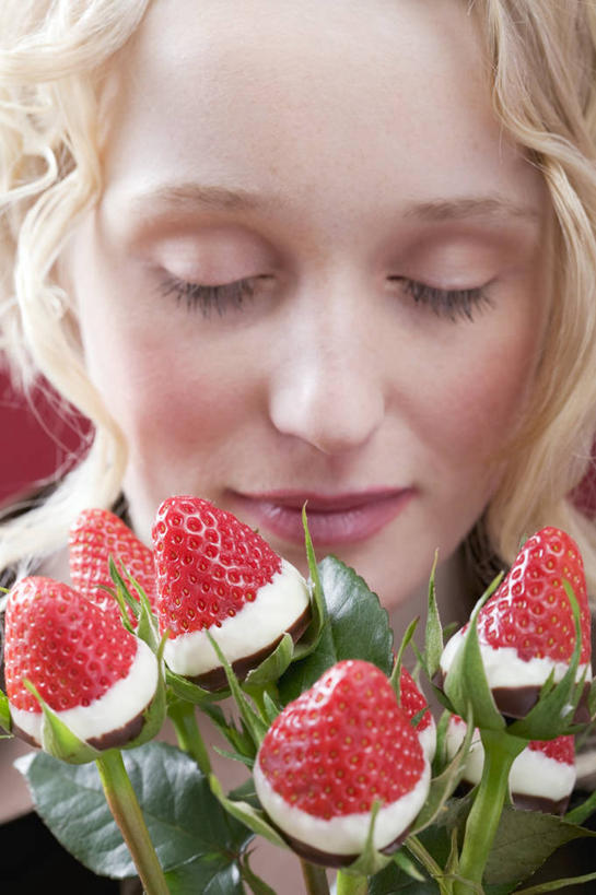 西方人,脸,头,脸颊,头发,一个人,闭眼,竖图,室内,特写,白天,正面,草莓,浆果,水果,叶子,欧洲,欧洲人,仅一个年轻女性,仅一个女性,仅一个人,新鲜,生食,食品,糖,糖果,甜点,甜品,果实,绿叶,白巧克力,闻,食物,甜食,巧克力,金色,嫩叶,有机食品,绿色食品,朱古力,嗅,年轻女性,女人,女性,白种人,头部,长发,卷发,脸部,脸蛋,面部,叶,叶片,洋莓,水果皇后,红莓,地莓,闭眼睛,闭着眼,闭着眼睛,半身,彩图