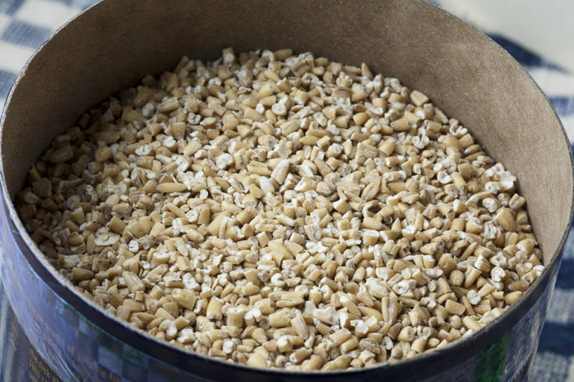 无人,横图,俯视,室内,特写,白天,玉米,桌面,桌子,金属制品,一堆,许多,阴影,堆叠,堆积,反射,金属,木制,棒子,铁桶,桶,影子,玉蜀黍,燕麦,很多,一个,木制品,容器,单个,储藏,堆,苞米,储存,苞芦,苞谷,包谷,大蜀黍,番麦,薏米包,玉高粱,玉麦,珍珠米,铃铛麦,裸燕麦,雀麦,野麦,莜麦,彩图,高角度拍摄,贮存