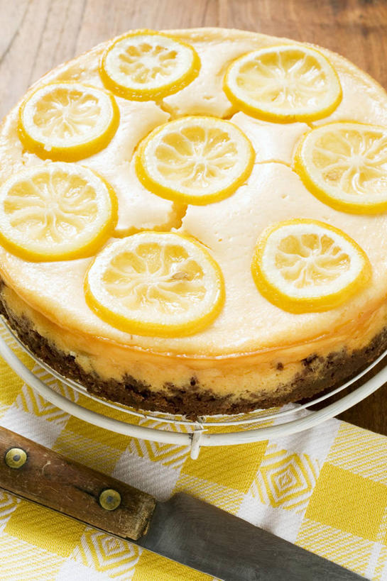 点心,无人,竖图,俯视,室内,特写,白天,下午茶,桌面,桌子,柠檬,餐具,水果,金属制品,阴影,花纹,新鲜,反射,金属,木制,布,碟子,工具,盘,图案,影子,生食,食品,果实,刀具,布纹,食物,糕点,一个,盘子,木制品,碟,刀,有机食品,绿色食品,单个,布匹,餐刀,横截面,剖面,截面,截面图形,益母果,柠果,彩图,高角度拍摄,柠檬蛋糕,蛋糕