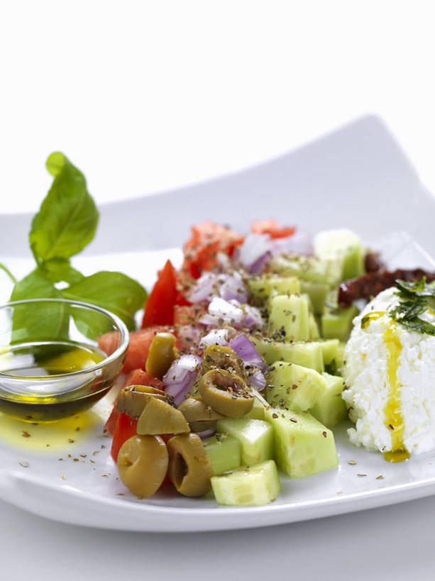 奶酪,无人,竖图,俯视,室内,特写,白天,白色背景,植物,桌面,桌子,蔬菜,餐具,叶子,阴影,新鲜,反射,木制,碟子,盘,影子,生食,食用油,蔬菜沙拉,香料,油,干酪,橄榄油,起司,沙拉,食品,绿叶,草药,芝士,营养,色拉,沙律,中药,食物,一个,盘子,木制品,碟,香草,嫩叶,乳酪,摄影,有机食品,绿色食品,影棚,单个,色拉酱,罗勒,乳制品,千岛酱,紫苏,药材,中草药,发酵,植物油,山羊奶酪,希腊沙拉,九层塔,圣约瑟夫草,甜罗勒,兰香,中药材,本草,叶,叶片,彩图,高角度拍摄,影棚拍摄,拍摄