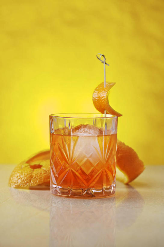 无人,竖图,俯视,室内,特写,白天,餐桌,桌子,杯子,水果,阴影,黄色背景,新鲜,反射,影子,生食,食品,果实,酒类,一杯,玻璃制品,酒,食物,饮料,一个,水杯,杜松子酒,摄影,有机食品,绿色食品,影棚,单个,餐台,金酒,烈酒,琴酒,玻璃杯,彩图,高角度拍摄,影棚拍摄,拍摄