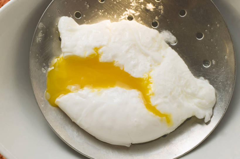 无人,横图,俯视,室内,特写,白天,餐桌,桌子,金属制品,阴影,反射,金属,滤器,影子,勺子,蛋,荷包蛋,鸡蛋,煎蛋,一个,单个,餐台,漏勺,卵,煎鸡蛋,彩图,高角度拍摄