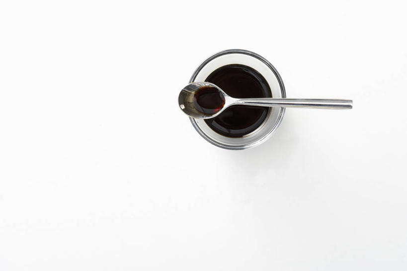 无人,横图,俯视,室内,特写,白天,白色背景,餐桌,桌子,玻璃,阴影,反射,影子,勺子,醋,调料,调味品,调味料,玻璃制品,两个,黑色,容器,调羹,汤匙,碗,摄影,影棚,餐台,储藏,储存,食醋,苦酒,醯,彩图,高角度拍摄,影棚拍摄,拍摄,贮存