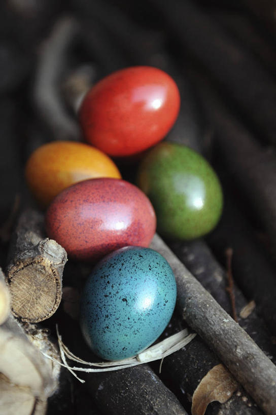 无人,竖图,俯视,彩色,室内,特写,白天,餐桌,桌子,复活节,阴影,节日,朦胧,模糊,庆祝,反射,影子,蛋,文化,庆典,餐台,纪念,彩蛋,复活节彩蛋,五颗,彩图,高角度拍摄