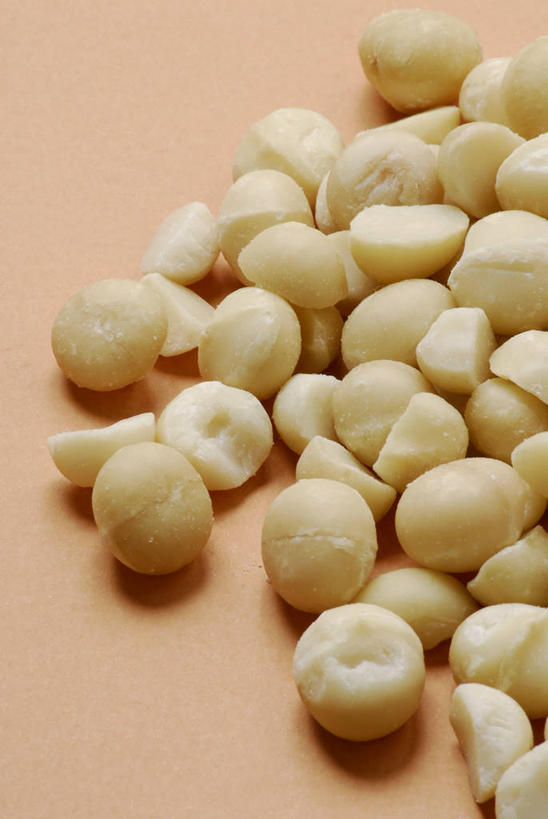 无人,竖图,俯视,室内,特写,白天,餐桌,桌子,一堆,许多,阴影,堆叠,堆积,反射,影子,核桃,坚果,果实,很多,干果,摄影,影棚,餐台,堆,胡桃,澳洲坚果,夏威夷果,羌桃,澳洲胡桃,彩图,高角度拍摄,影棚拍摄,拍摄