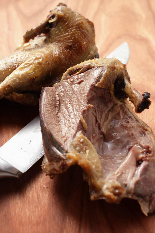 无人,竖图,俯视,室内,特写,白天,烹饪,中餐,餐桌,桌子,金属制品,一把,切开,阴影,反射,金属,工具,影子,肉,料理,食品,刀具,菜肴,美食,肉类,食物,刀,切,中式,佳肴,餐台,菜刀,剖面,肉食,切面,鸽子肉,切菜刀,鸽肉,彩图,高角度拍摄,乳鸽