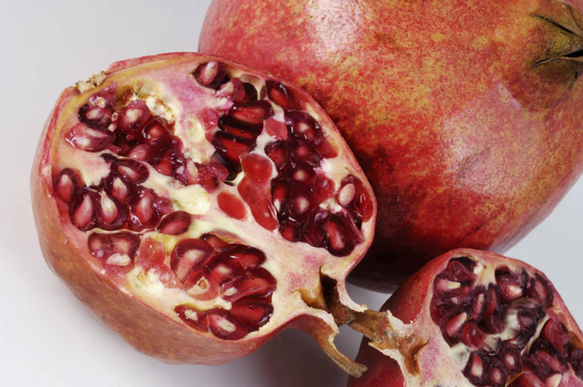 无人,横图,俯视,室内,特写,白天,白色背景,餐桌,桌子,石榴,水果,切开,阴影,新鲜,反射,影子,生食,食品,果实,食物,两个,红色,切,摄影,有机食品,绿色食品,影棚,餐台,剖面,切面,涂林,若榴,金罂,金庞,丹若,安石榴,彩图,高角度拍摄,影棚拍摄,拍摄