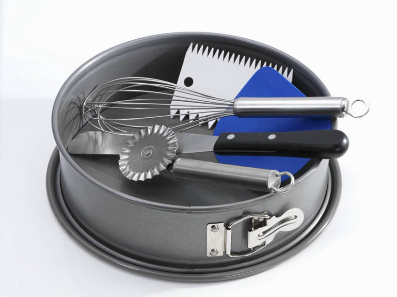 无人,横图,俯视,室内,特写,白天,白色背景,烹饪,餐桌,桌子,静物,厨具,金属制品,许多,阴影,反射,金属,工具,影子,刀具,很多,打蛋器,搅拌器,刀,摄影,影棚,餐台,菜刀,烹饪用具,切菜刀,披萨刀,比萨刀,比萨轮刀,轮刀,匹萨刀,匹萨轮刀,手动打蛋器,烹调用具,烹调,彩图,高角度拍摄,影棚拍摄,拍摄,披萨轮刀