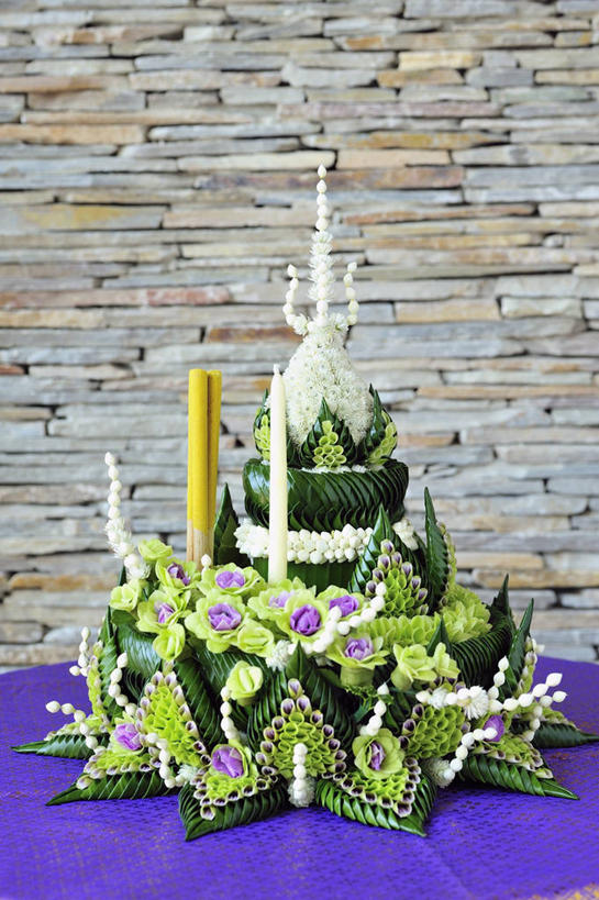 无人,竖图,俯视,室内,特写,白天,智慧,餐桌,桌子,阴影,节日,庆祝,艺术,装饰,盛开,反射,影子,花蕾,文化,花,花瓣,花朵,鲜花,插花,花苞,花蕊,庆典,餐台,纪念,华丽,修饰,插花艺术,点缀,创造,创作,想象,光明节,衬托,美观,雅致,雅观,修殿节,彩图,高角度拍摄,哈努卡节,马加比节,献殿节,烛光节