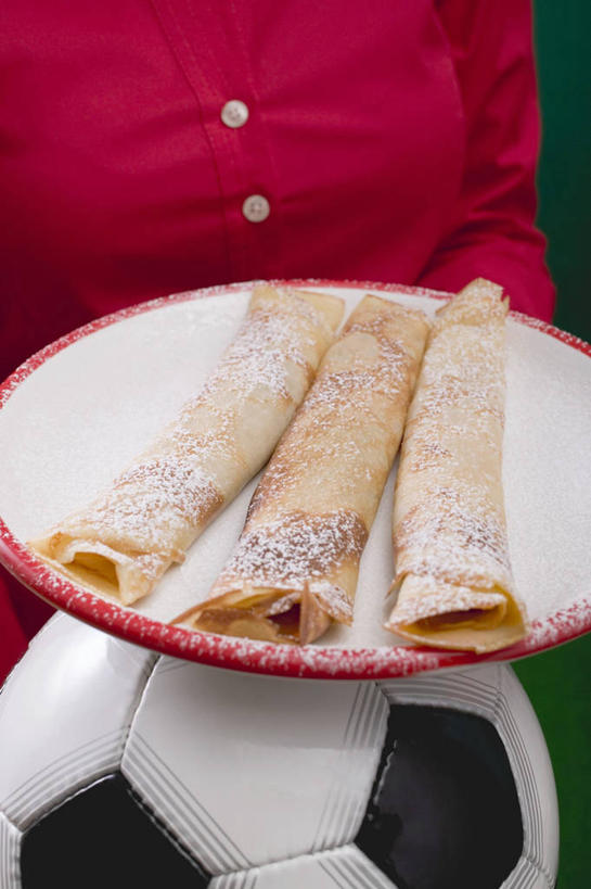 点心,煎饼,西方人,一个人,竖图,俯视,室内,特写,白天,足球,餐具,欧洲,欧洲人,仅一个女性,仅一个人,一排,握,服装,整齐,碟子,盘,食品,足球装备,拿,拿着,休闲装,文化,运动器械,小吃,食物,糕点,排列,一个,衣服,红色,盘子,碟,甜食,仅一个中年女性,休闲,休闲服,健身器械,握着,服饰,单个,队列,健身器材,薄煎饼,蹴鞠,俄式薄煎饼,足球运动,女人,女性,中年女性,白种人,半身,彩图,高角度拍摄,运动器材