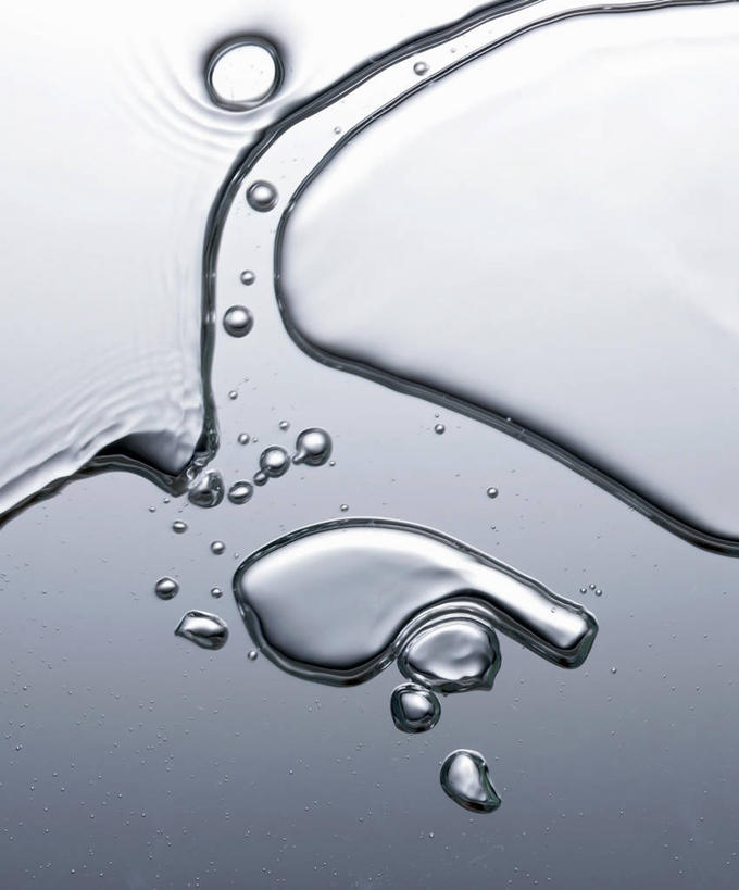 无人,竖图,俯视,室内,特写,白天,纯洁,水,餐桌,桌子,阴影,灰色背景,透明,反射,液体,影子,水滴,摄影,影棚,餐台,纯净,通明,彩图,高角度拍摄,影棚拍摄,拍摄