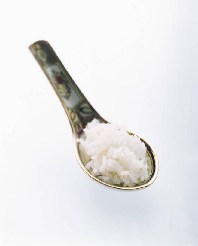 无人,竖图,俯视,室内,特写,白天,白色背景,餐桌,桌子,一把,一堆,许多,阴影,堆叠,堆积,反射,影子,勺子,谷类,谷物,米,白色,调羹,汤匙,摄影,影棚,餐台,堆,香米,印度香米,巴斯马蒂大米,巴斯马蒂香米,香稻,彩图,高角度拍摄,影棚拍摄,拍摄