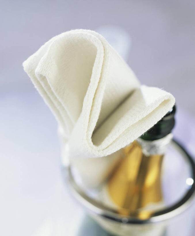 无人,竖图,俯视,室内,特写,白天,餐桌,桌子,阴影,朦胧,模糊,反射,布料,铁桶,桶,影子,布纹,玻璃制品,酒瓶,桌布,一个,白色,玻璃瓶,餐巾,瓶子,容器,台布,摄影,影棚,单个,餐台,储藏,储存,冰桶,香槟桶,彩图,高角度拍摄,影棚拍摄,拍摄,贮存