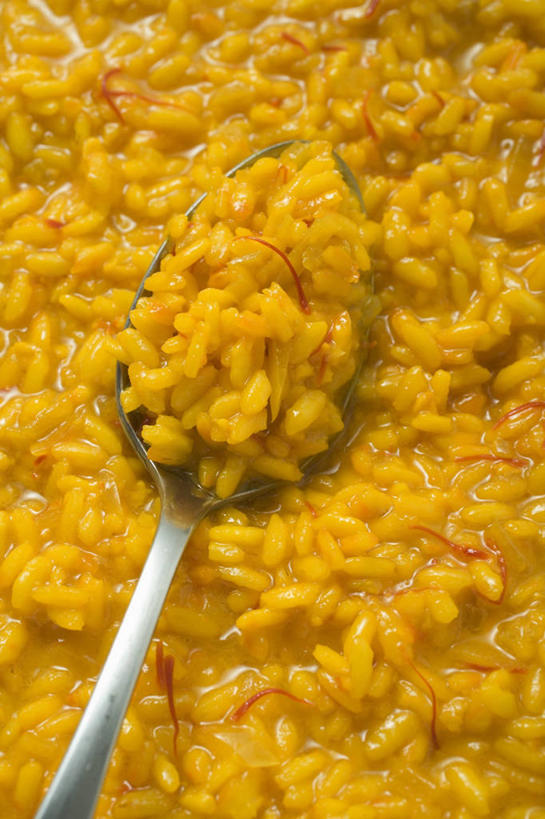 无人,竖图,俯视,室内,特写,白天,烹饪,西餐,一把,阴影,透明,反射,影子,勺子,调味,谷类,谷物,香料,佐料,料理,食品,米,辉煌,大米,菜肴,美食,食物,黄色,调羹,汤匙,健康,西式,活泼,佳肴,希望,暖色,迷迭香,配料,光辉,意大利调味饭,海洋之露,作料,光明,功名,轻快,意大利炖饭,彩图,高角度拍摄