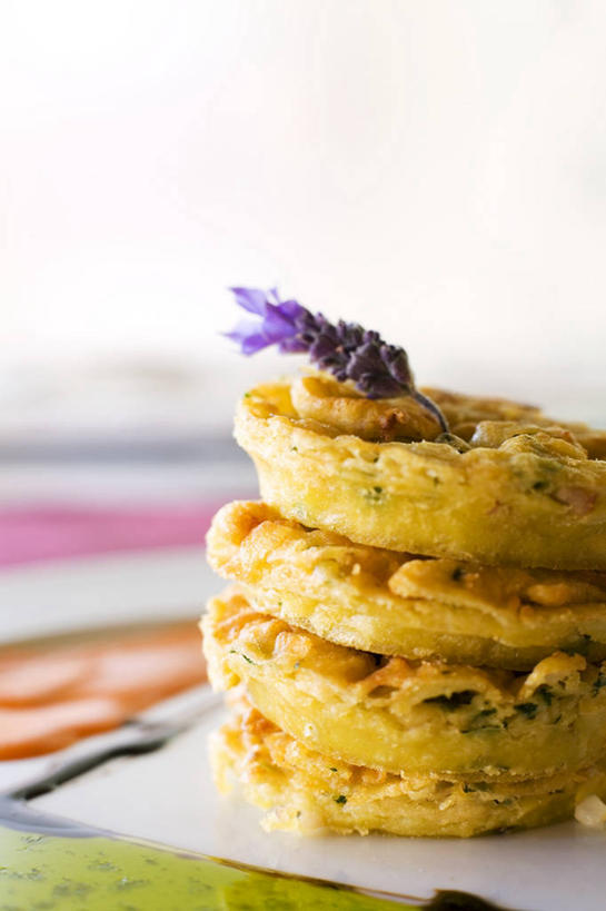 点心,海鲜,无人,竖图,俯视,室内,特写,白天,白色背景,餐桌,桌子,阴影,朦胧,模糊,反射,鱼,布料,影子,肉,油炸,鱼肉,食品,布纹,水产,肉类,鱼类,海洋生物,桌布,食物,餐巾,台布,零食,摄影,影棚,餐台,水生动物,海产品,水生物,肉食,海底动物,鳕鱼,鳘鱼,彩图,高角度拍摄,影棚拍摄,拍摄