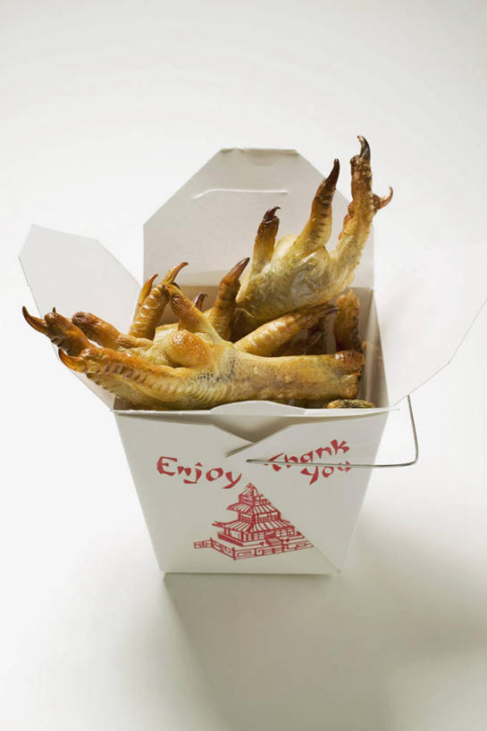 点心,无人,竖图,俯视,室内,特写,白天,白色背景,餐桌,桌子,一堆,阴影,堆叠,堆积,反射,英文,标志,文字,影子,纸盒,字符,字母,鸡肉,肉,油炸,食品,标识,肉类,盒子,食物,包装盒,零食,摄影,影棚,餐台,堆,英文字母,凤爪,鸡爪,肉食,彩图,高角度拍摄,影棚拍摄,拍摄,凤足,鸡掌