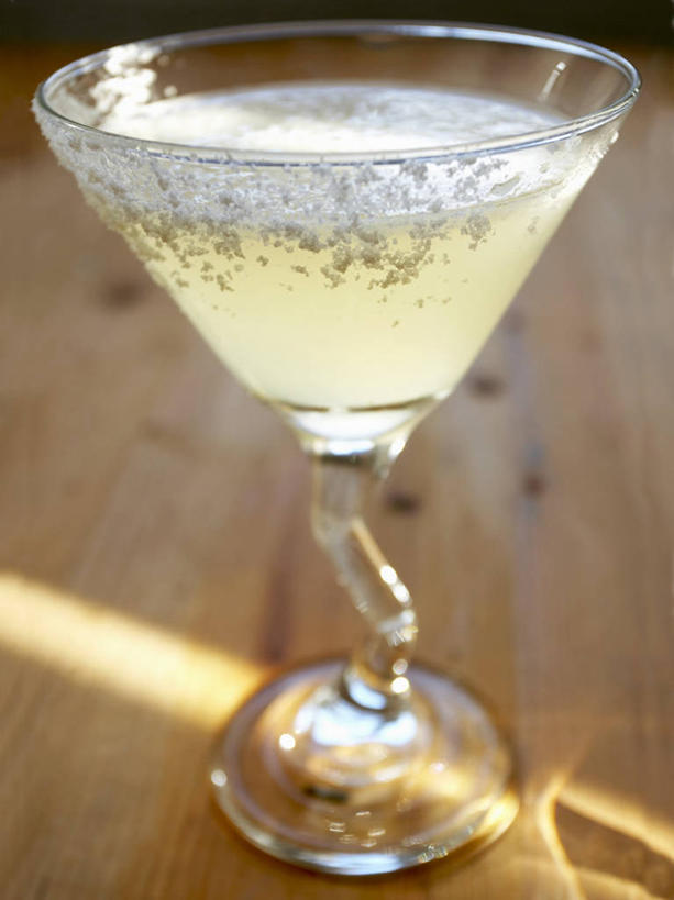 无人,竖图,俯视,室内,特写,白天,餐桌,桌子,杯子,阴影,朦胧,模糊,反射,木制,高脚杯,影子,玛格丽特,酒类,一杯,文化,玻璃制品,酒,饮料,一个,酒杯,木制品,鸡尾酒,调酒,单个,餐台,创造,想象,鸡尾酒杯,玻璃杯,彩图,高角度拍摄,玛格丽特鸡尾酒