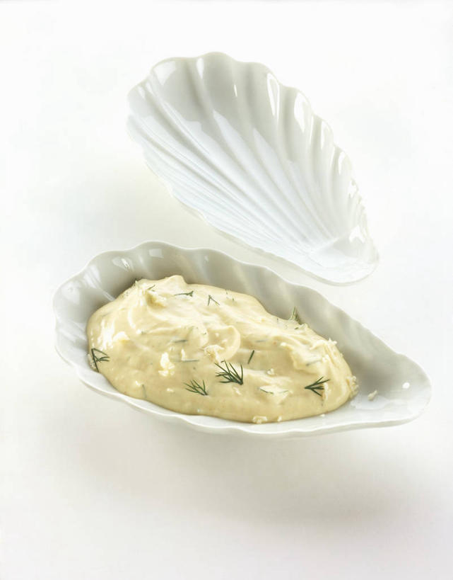 无人,竖图,俯视,室内,特写,白天,白色背景,餐桌,桌子,贝壳,阴影,反射,影子,调料,酱料,酱汁,佐料,美乃滋,调味品,调味料,酱,摄影,影棚,餐台,蛋黄酱,蛋黄沙拉酱,调味油,贝类外壳,海螺壳,软体动物外壳,彩图,高角度拍摄,影棚拍摄,拍摄