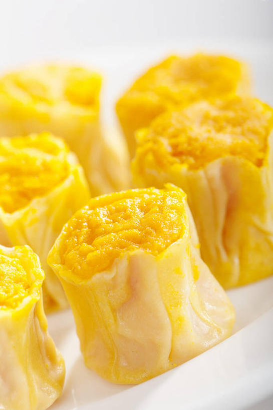 点心,无人,竖图,俯视,室内,特写,白天,餐桌,桌子,餐具,一排,许多,阴影,朦胧,模糊,整齐,反射,碟子,盘,影子,食品,布丁,甜点,甜品,食物,排列,一个,黄色,白色,盘子,碟,果冻,甜食,零食,单个,餐台,队列,啫喱,彩图,高角度拍摄