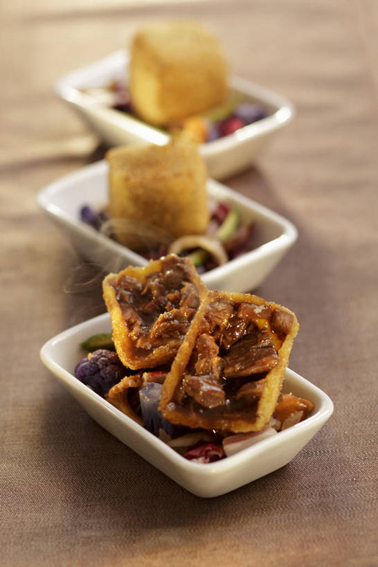 无人,竖图,俯视,室内,特写,白天,烹饪,西餐,餐桌,桌子,餐具,一排,阴影,整齐,反射,碟子,盘,影子,肉,料理,食品,羊肉,菜肴,美食,肉类,食物,排列,三个,白色,盘子,碟,西式,佳肴,餐台,队列,肉食,酥皮,彩图,高角度拍摄