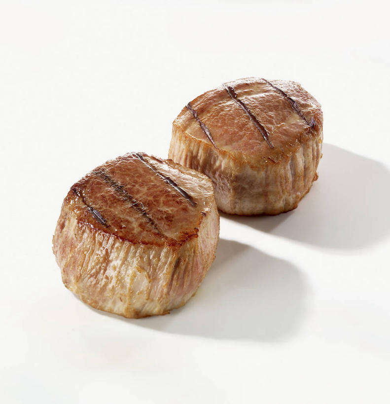 无人,竖图,俯视,室内,特写,白天,白色背景,餐桌,桌子,两块,阴影,反射,影子,肉,牛肉,肉类,摄影,影棚,餐台,肉食,彩图,高角度拍摄,影棚拍摄,拍摄