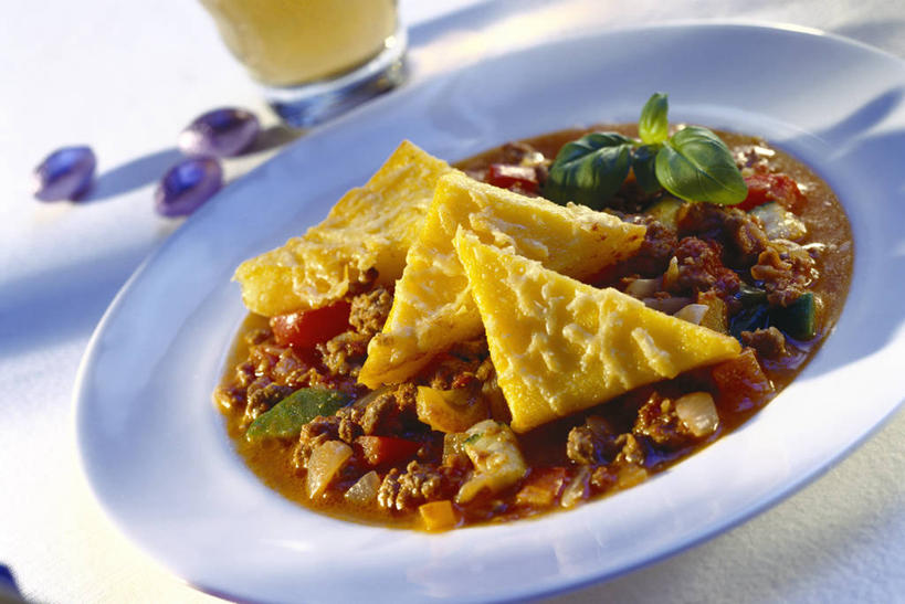 无人,横图,俯视,室内,特写,白天,白色背景,餐桌,桌子,蔬菜,杯子,餐具,阴影,新鲜,反射,碟子,盘,影子,肉,粥,美味,食品,肉类,玻璃制品,食物,一个,盘子,水杯,碟,摄影,有机食品,绿色食品,影棚,单个,餐台,肉食,甘旨,厚味,鲜味,麦粥,玉米糊,玉米粥,玻璃杯,彩图,高角度拍摄,影棚拍摄,拍摄