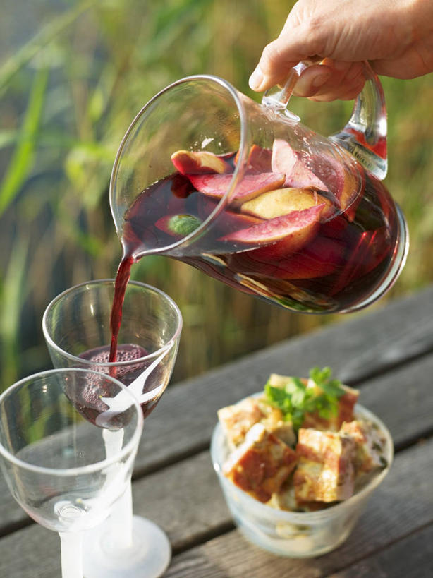 西方人,手,一个人,竖图,俯视,室外,特写,白天,桌面,桌子,杯子,水果,欧洲,欧洲人,仅一个男性,仅一个人,倒,握,阴影,朦胧,模糊,新鲜,光线,木制,高脚杯,影子,生食,食品,果实,红酒杯,酒类,文化,玻璃制品,酒,食物,饮料,仅一个年轻男性,阳光,酒杯,木制品,手部,调酒,握着,有机食品,绿色食品,单手,创造,葡萄酒杯,想象,汽酒,桑格利亚汽酒,男人,男性,年轻男性,白种人,玻璃杯,半身,彩图,高角度拍摄