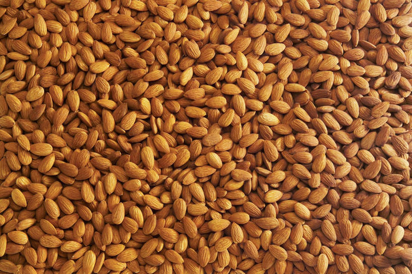 无人,横图,俯视,室内,特写,白天,杏仁,一堆,许多,阴影,堆叠,堆积,反射,影子,堆,杏子,杏梅仁,杏核仁,木落子,苦杏仁,彩图,高角度拍摄