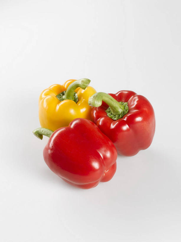 无人,竖图,俯视,室内,特写,白天,白色背景,餐桌,桌子,辣椒,蔬菜,阴影,新鲜,反射,影子,食品,食物,三个,黄色,红色,摄影,有机食品,绿色食品,影棚,餐台,彩椒,辣角,红海椒,大椒,辣虎,广椒,甜椒,柿子椒,辣子,海椒,番椒,灯笼椒,彩图,高角度拍摄,影棚拍摄,拍摄